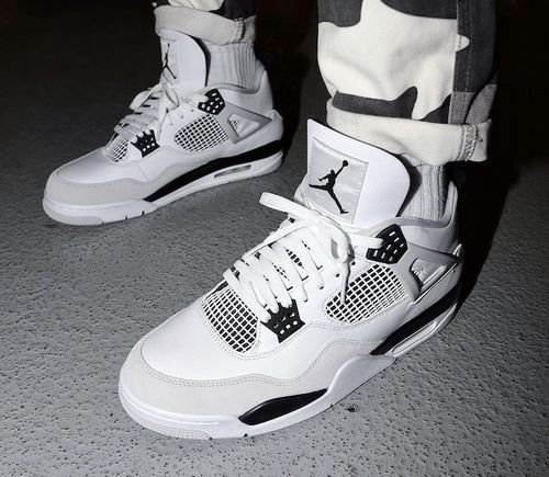 Air Jordan 4 Retro ‘Military Black’ photo review