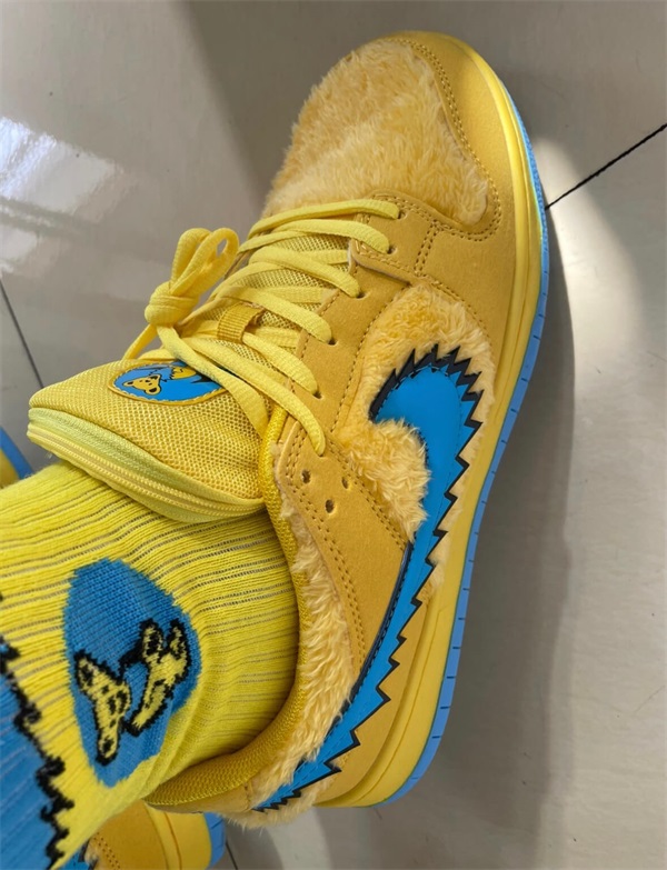 Nike x Grateful Dead SB Dunk Low ‘Yellow Bear’ photo review