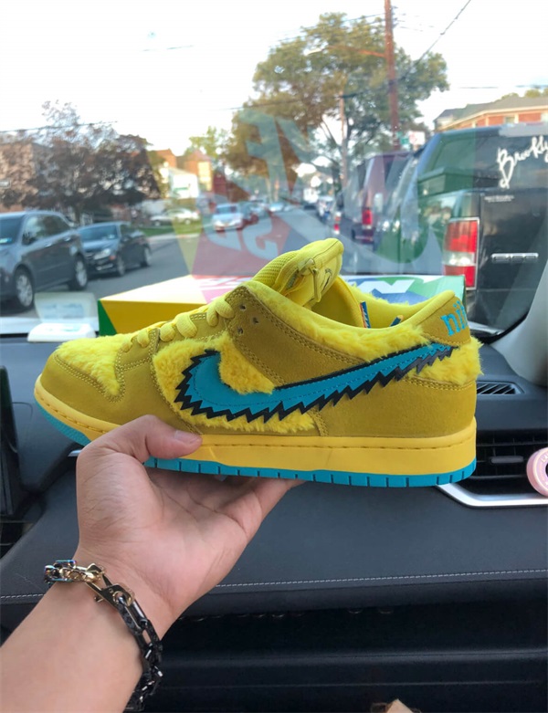 Nike x Grateful Dead SB Dunk Low ‘Yellow Bear’ photo review