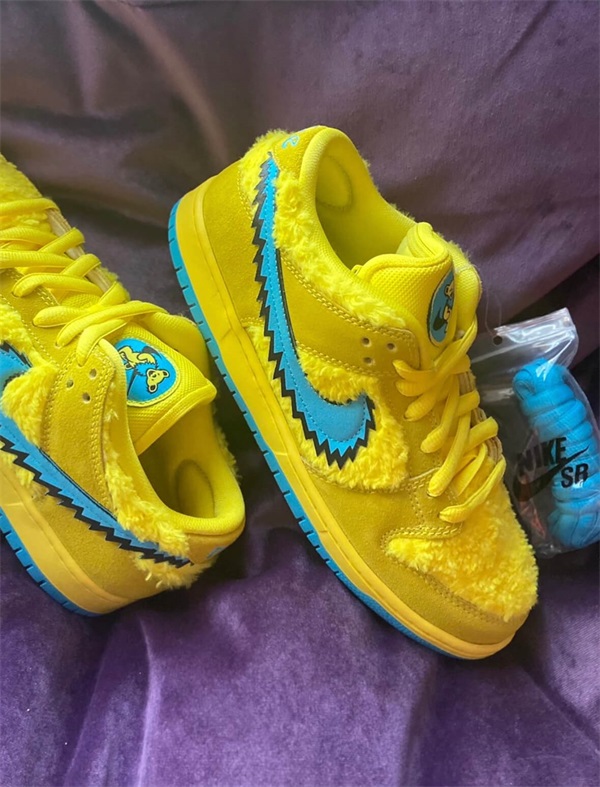Nike x Grateful Dead SB Dunk Low ‘Yellow Bear’ photo review