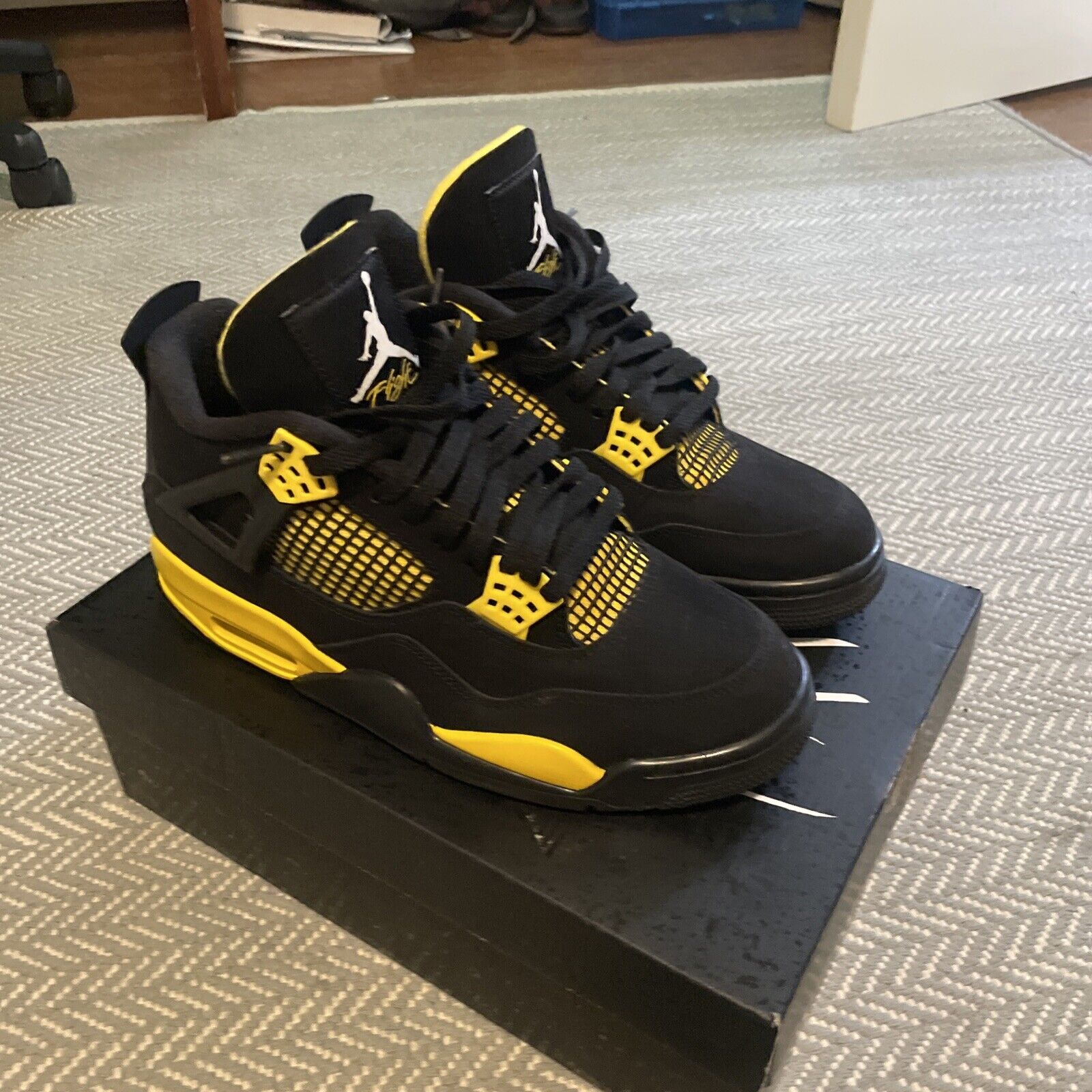 Air Jordan 4 Retro ‘Thunder’ photo review