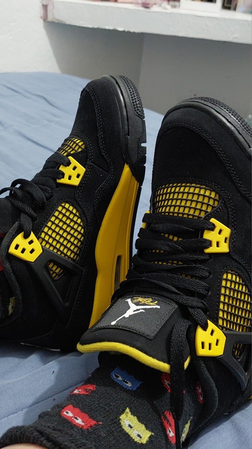 Air Jordan 4 Retro ‘Thunder’ photo review