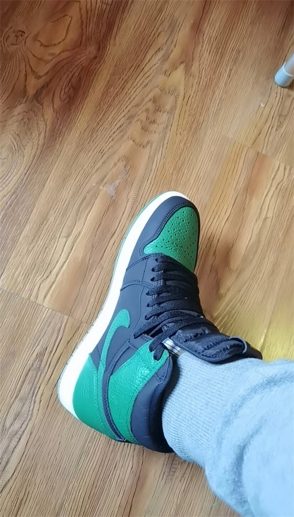 Air Jordan 1 Retro High OG ‘Pine Green 2.0’ photo review