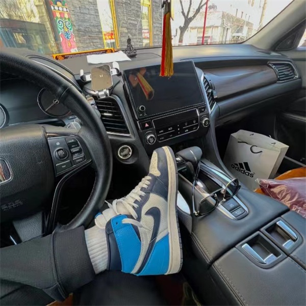 Air Jordan 1 Retro High OG ‘Obsidian’ photo review