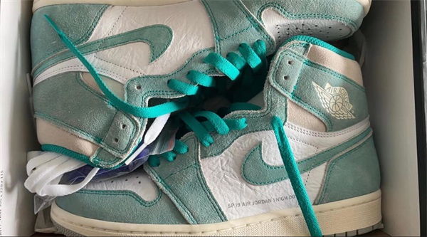 Air Jordan 1 Retro High OG ‘Turbo Green’ photo review