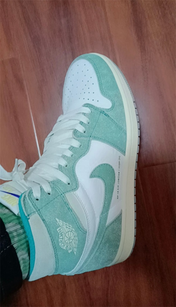Air Jordan 1 Retro High OG ‘Turbo Green’ photo review