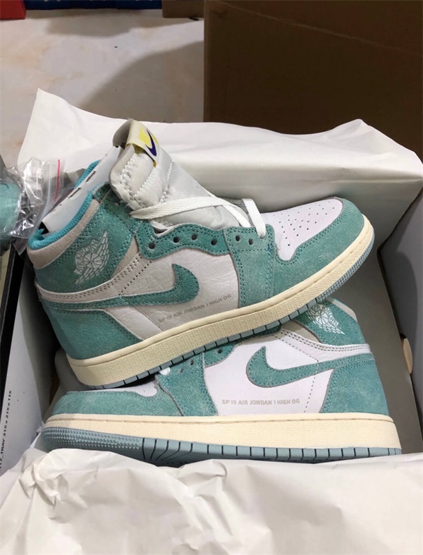 Air Jordan 1 Retro High OG ‘Turbo Green’ photo review