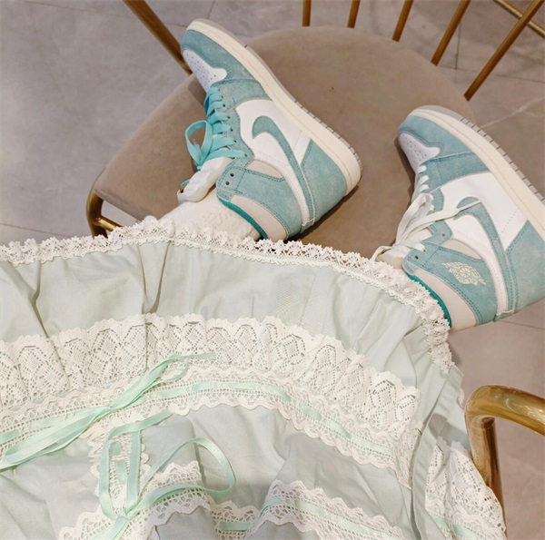 Air Jordan 1 Retro High OG ‘Turbo Green’ photo review