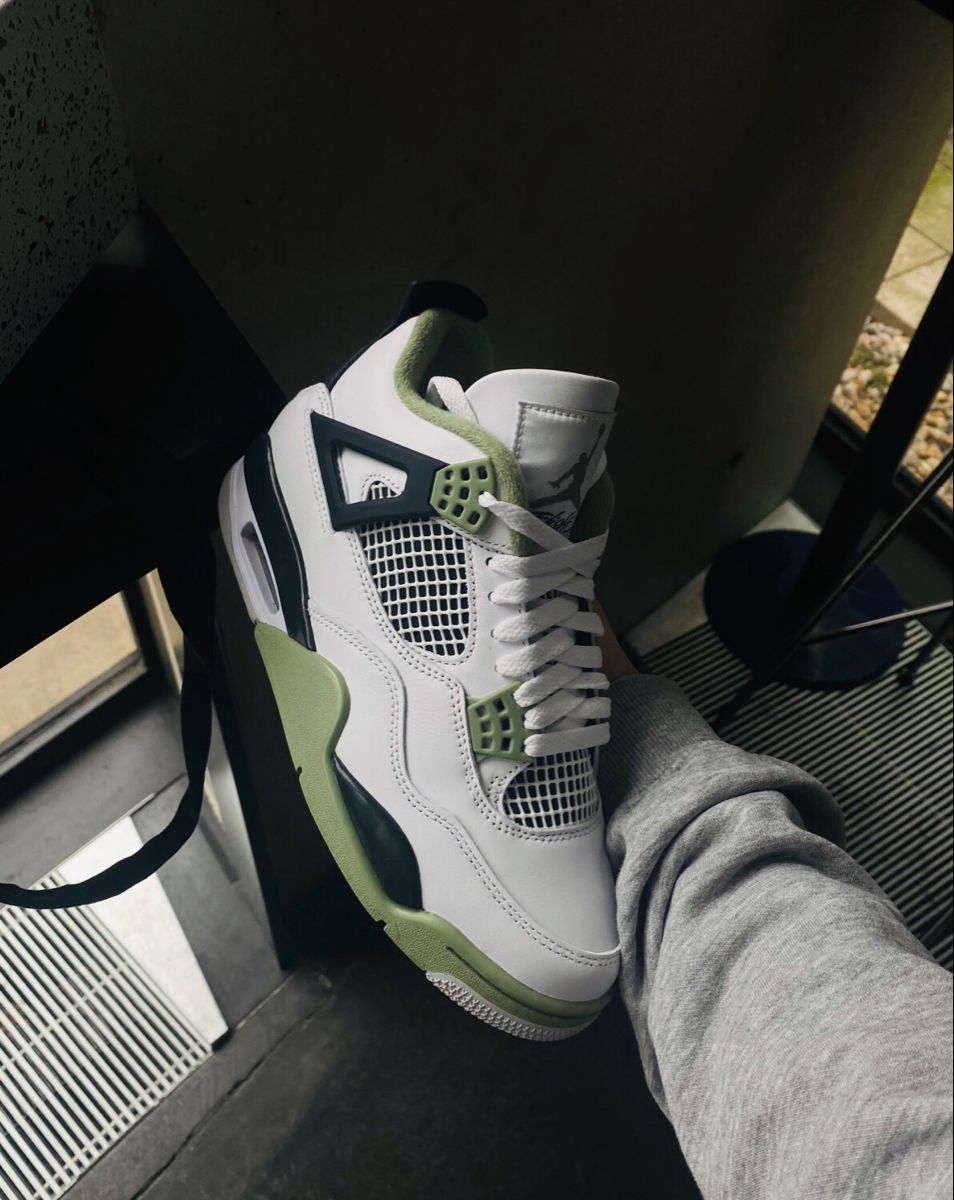 Air Jordan 4 Retro ‘Seafoam’ photo review