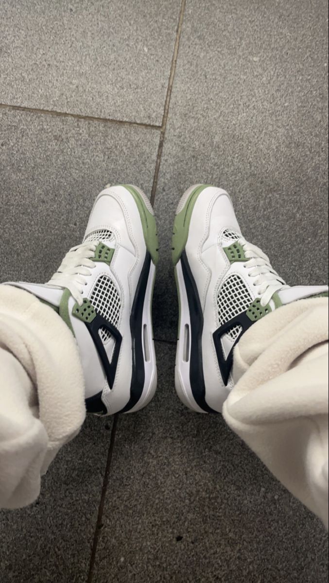 Air Jordan 4 Retro ‘Seafoam’ photo review