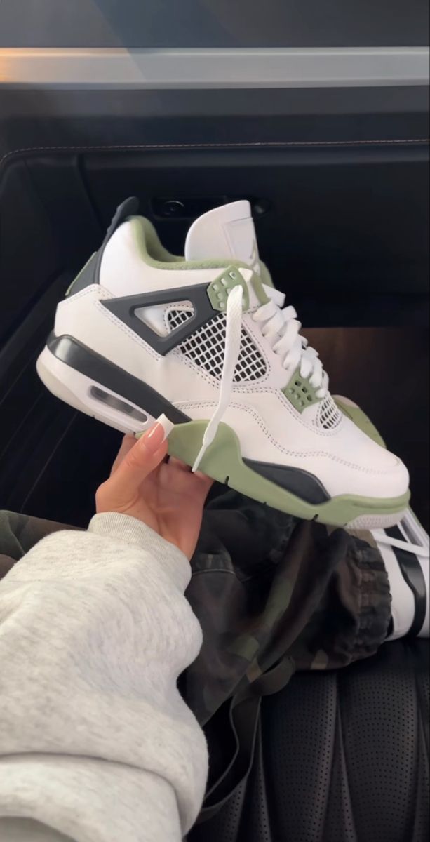 Air Jordan 4 Retro ‘Seafoam’ photo review