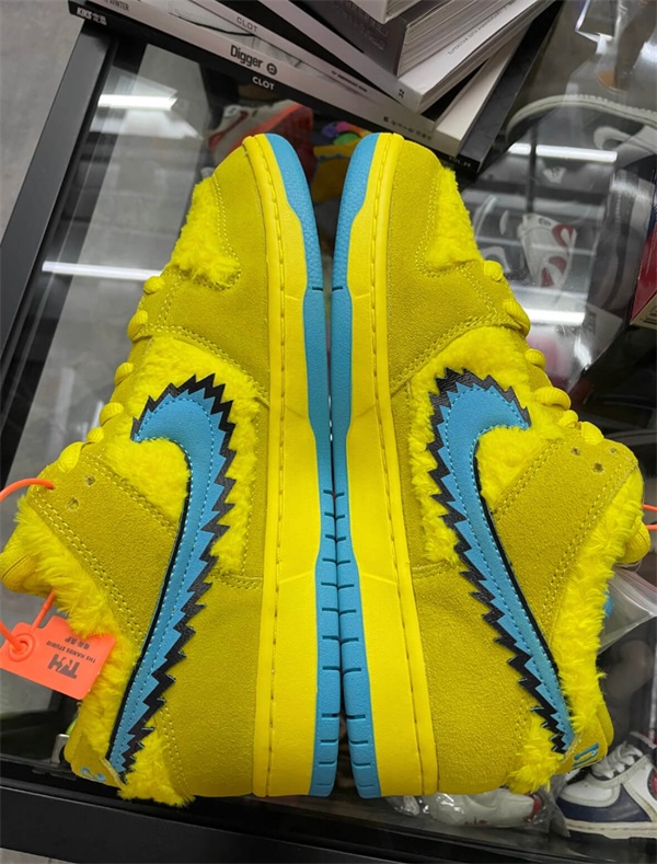  x Grateful Dead SB Dunk Low ‘Yellow Bear’ photo review