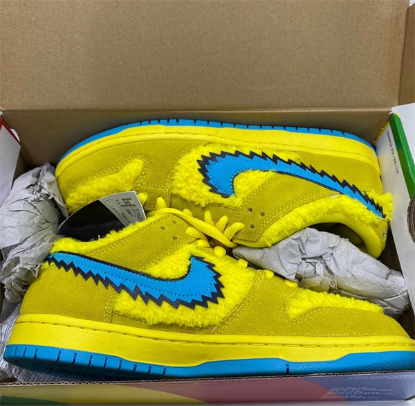  x Grateful Dead SB Dunk Low ‘Yellow Bear’ photo review