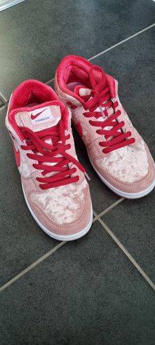  x StrangeLove SB Dunk Low ‘Valentine’s Day’ photo review