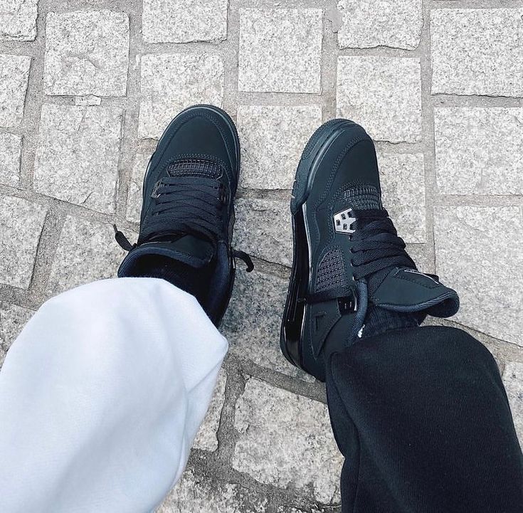 Air Jordan 4 Retro ‘Black Cat’ photo review