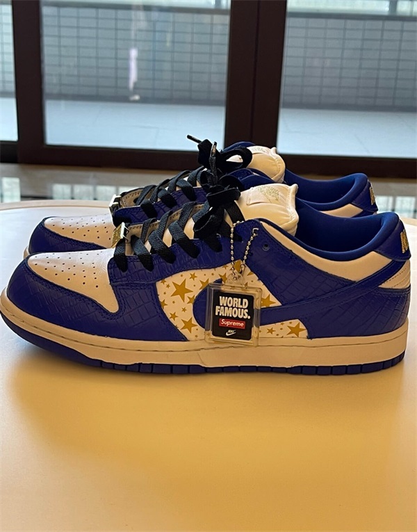  x Supreme SB Dunk Low OG QS ‘Hyper Royal’ photo review