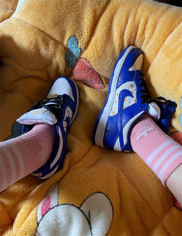  x Supreme SB Dunk Low OG QS ‘Hyper Royal’ photo review