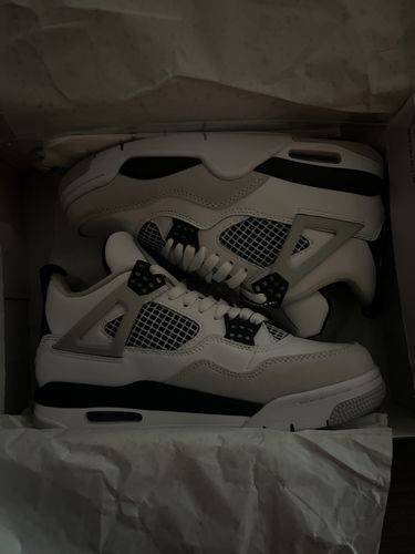 Air Jordan 4 Retro ‘Military Black’ photo review