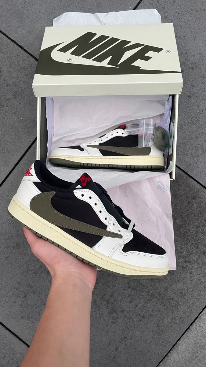 Air Jordan 1 Retro Low OG SP x Travis Scott ‘Olive’ photo review