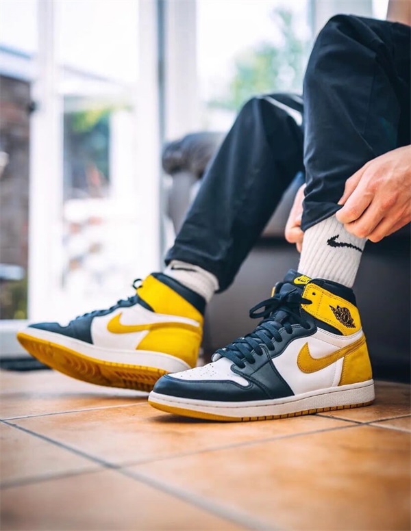 Air Jordan 1 Retro High OG ‘Yellow Ochre’ photo review